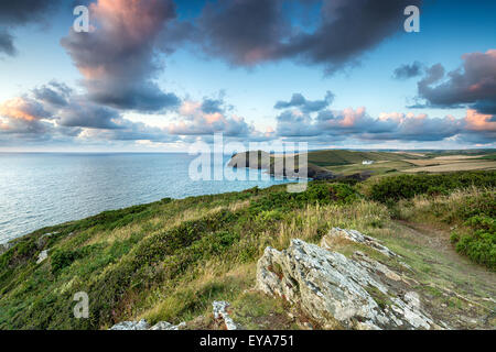 Lundy Bay sur la côte nord des Cornouailles de Trevan Point, à Doyden au château et les cottages du Port Quin dans le grand di Banque D'Images