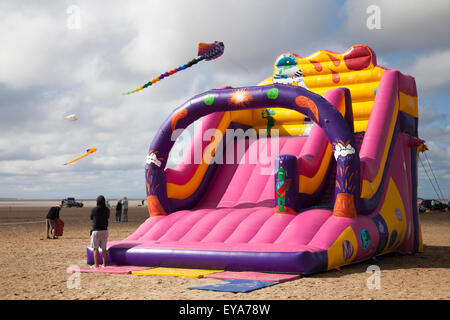 Lytham, Lancashire, Royaume-Uni. 25 juillet 2015. Château de Bouncy, châteaux de Bouncy, gonflables, loisirs, divertissement fantastique, au Festival de St Annes Kite les 25 et 26 juillet 2015. Le ciel au-dessus du front de mer a inondé de couleurs comme le fabuleux étalage de cerfs-volants géants prennent l'air sur la plage adjacente à la jetée. Le festival a présenté une ligne simple, deux lignes, quatre lignes et des cerfs-volants, des chaussettes venteuses, souples, des inflatables, des bannières, et des cerfs-volants de toutes formes et tailles utilisant une variété de tissus Kitesurf Banque D'Images