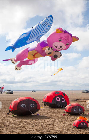 Lytham, Lancashire, UK Coccinelles, Chien et ours à la St Annes Kite Festival le 25 juillet 2015. Le ciel au-dessus du front inondé de couleur que de fabuleux grand écran de cerfs-volants géants pour prendre l'air sur la plage adjacente à l'embarcadère. Le festival a présenté une seule ligne, double ligne, quad line et power kites, manche, soft, gonflables, des bannières, et sur roues de toutes formes et tailles à l'aide d'une variété de tissus Kitesurf : Crédit Mar Photographics/Alamy Live News Banque D'Images