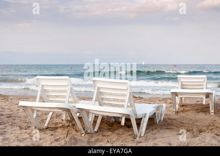 Chaises longues sur la plage de la Méditerranée, Alicante, Espagne Banque D'Images