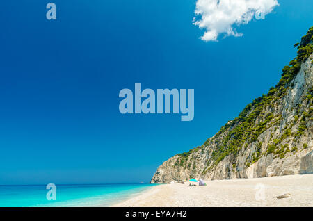 Plage de l'île de Lefkada, Egremni, Grèce. Grande et longue plage aux eaux turquoises de l'île de Lefkada en Grèce Banque D'Images