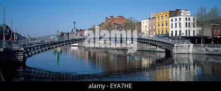 Dublin, Dublin, Irlande Co;Vue sur le Ha'penny Bridge Banque D'Images