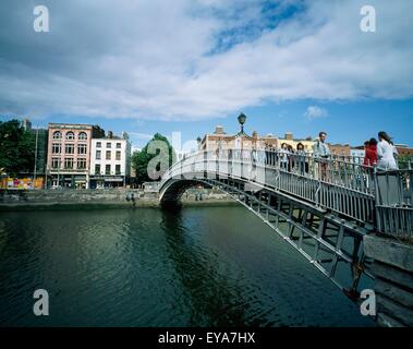 Dublin, Dublin, Irlande Co;Vue sur le Ha'penny Bridge Banque D'Images