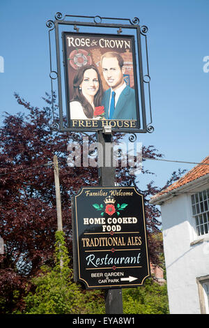 Rose and Crown pub, Tilshead, Wiltshire, Angleterre, Royaume-Uni, signe de prince William et son épouse Kate Middleton Banque D'Images