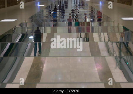 La réflexion de personnes passant dans un passage souterrain dans la ville de Bakou en Azerbaïdjan Banque D'Images