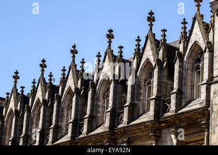 Reflétant le soleil ombres sur des rangées de fenêtres cintrées de style néo-gothique flamand sur un bâtiment écossais de 1800 à Dundee, Royaume-Uni Banque D'Images