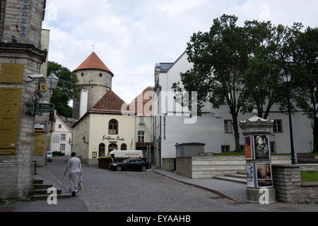 Matin à Tallinn, Estonie's 'vieille ville' avec la tour du xve siècle, Kiek in de Kök, donnant sur boutiques et maisons. Banque D'Images