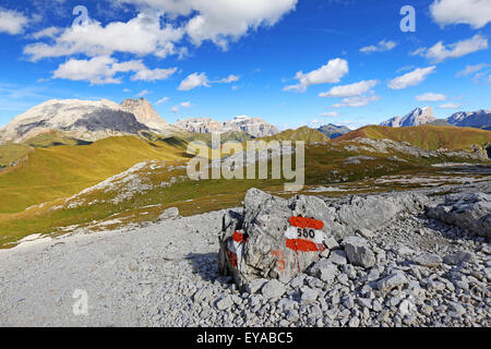 Sentier de randonnée dans la vallée de Fassa, dans le groupe Catinaccio. Drapeau de randonnée rouge et blanc sur rocher. Les Dolomites. Alpes italiennes. Europe. Banque D'Images