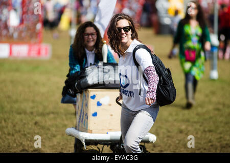 Charlton Park, Wiltshire, Royaume-Uni. 25 juillet 2015. Festival WOMAD, jour deux. Scènes tranquillement au monde de la musique et de la danse festival sur le deuxième matin. Le soleil brille et commence à sécher la boue à Charlton Park, Angleterre, Royaume-Uni. Credit : Francesca Moore/Alamy Live News Banque D'Images