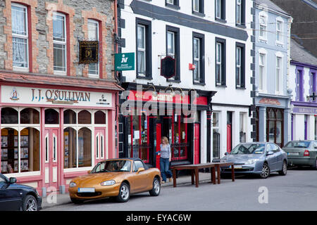 Dans la rue ville irlandaise ; Castletownbere, comté de Cork, Irlande Banque D'Images
