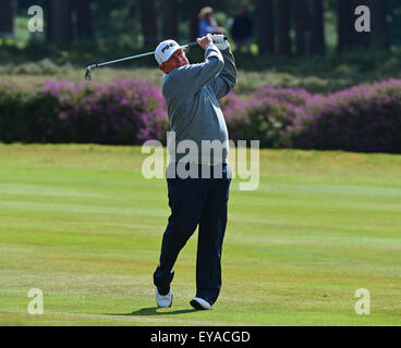 Sunningdale, Berkshire, Royaume-Uni. Le 25 juillet, 2015. Seniors Open Golf pendant la pluie a retardé la Ronde 2 du tournoi. Mark Calcavecchia (USA) avec sa seconde à l'Action : Crédit vert Plus Sport/Alamy Live News Banque D'Images