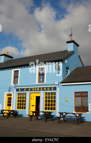 Pub dans un édifice bleu dans la région du Burren, Fanore, comté de Clare, Irlande Banque D'Images