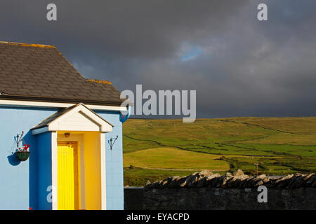 Bâtiment bleu avec une porte jaune dans la région du Burren, Fanore, comté de Clare, Irlande Banque D'Images