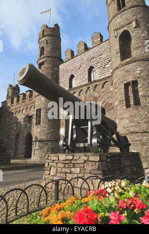 Cannon montés à l'extérieur de Macroom Archway Château ; Macroom, comté de Cork, en République d'Irlande Banque D'Images