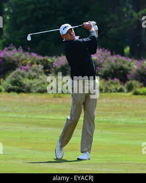 Sunningdale, Berkshire, Royaume-Uni. Le 25 juillet, 2015. Seniors Open Golf pendant la pluie a retardé la Ronde 2 du tournoi. Peter Fowler (AUS) avec son second à l'Action : Crédit vert Plus Sport/Alamy Live News Banque D'Images