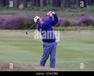 Sunningdale, Berkshire, Royaume-Uni. Le 25 juillet, 2015. Seniors Open Golf pendant la pluie a retardé la Ronde 2 du tournoi. Fred Couples (USA) en action : Action Crédit Plus Sport/Alamy Live News Banque D'Images