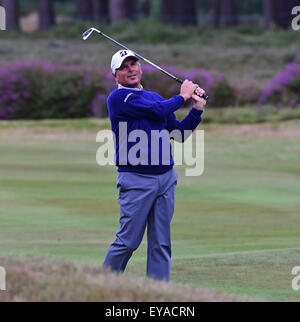 Sunningdale, Berkshire, Royaume-Uni. Le 25 juillet, 2015. Seniors Open Golf pendant la pluie a retardé la Ronde 2 du tournoi. Fred Couples sur 5e Crédit : fairway Plus Sport Action/Alamy Live News Banque D'Images