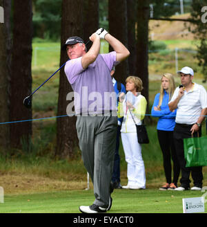 Sunningdale, Berkshire, Royaume-Uni. Le 25 juillet, 2015. Seniors Open Golf pendant la pluie a retardé la Ronde 2 du tournoi. Ronan Rafferty (NIR) Crédit : disques durs Plus Sport Action/Alamy Live News Banque D'Images