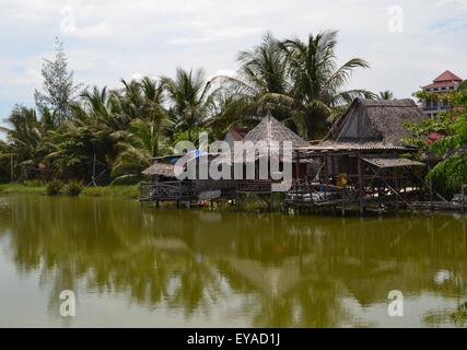 Des maisons sur pilotis sur la rivière Thu Bon à Hoi An Banque D'Images