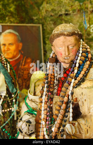 Statue et Chapelet Dans Sainte Brigid's bien ; Liscannor, dans le comté de Clare, Irlande Banque D'Images