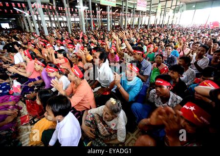 Kyitelatt Kyitelatt, ville située dans la région d'Ayeyarwady du Myanmar. Le 25 juillet, 2015. Les gens applaudissent alors qu'ils écoutent un discours de Aung San Suu Kyi, leader de la Ligue nationale pour la démocratie (LND), pendant une campagne d'éducation des électeurs à Kyitelatt ville située dans la région d'Ayeyarwady du Myanmar, le 25 juillet 2015. Credit : U Aung/Xinhua/Alamy Live News Banque D'Images