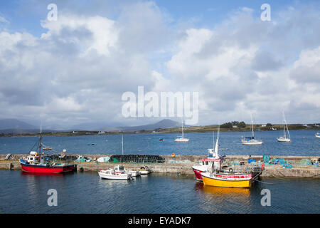 Bateaux dans le port ; Roundstone, comté de Galway, Irlande Banque D'Images