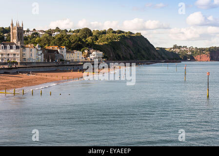 Teignmouth Corinthian Yacht Club et sur la plage pendant l'été. Église, falaises et plage aines. Banque D'Images