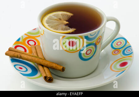 Plateau en blanc mug avec cannelle isolé sur fond blanc Banque D'Images