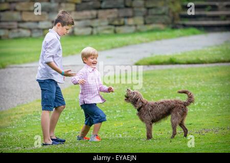 Grasten, Danemark. Le 25 juillet, 2015. Prince danois Christian et Prince Vincent lors d'une séance de photos pendant leurs vacances d'été à Grasten, Danemark, 25 juillet 2015. Photo : Patrick van Katwijk/ POINT DE VUE - PAS DE CÂBLE - SERVICE/dpa/Alamy Live News Banque D'Images