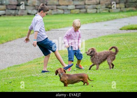 Grasten, Danemark. Le 25 juillet, 2015. Prince danois Christian et Prince Vincent lors d'une séance de photos pendant leurs vacances d'été à Grasten, Danemark, 25 juillet 2015. Photo : Patrick van Katwijk/ POINT DE VUE - PAS DE CÂBLE - SERVICE/dpa/Alamy Live News Banque D'Images