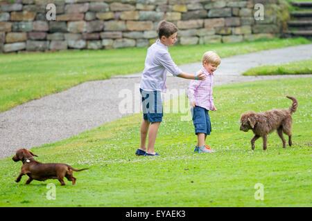 Grasten, Danemark. Le 25 juillet, 2015. Prince danois Christian et Prince Vincent lors d'une séance de photos pendant leurs vacances d'été à Grasten, Danemark, 25 juillet 2015. Photo : Patrick van Katwijk/ POINT DE VUE - PAS DE CÂBLE - SERVICE/dpa/Alamy Live News Banque D'Images