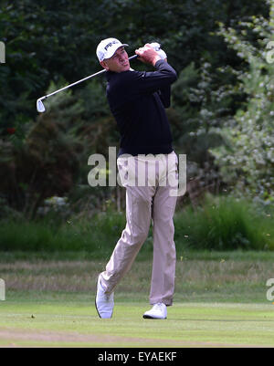 Sunningdale, Berkshire, Royaume-Uni. Le 25 juillet, 2015. Tournoi de Golf Seniors Open Ronde 2 retardé la pluie. Peter Fowler (AUS) joue son second Crédit : Action Plus Sport/Alamy Live News Banque D'Images