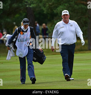 Sunningdale, Berkshire, Royaume-Uni. Le 25 juillet, 2015. Tournoi de Golf Seniors Open Ronde 2 retardé la pluie. Mark Calcavecchia (USA) se promène avec son caddie : Action Crédit Plus Sport/Alamy Live News Banque D'Images