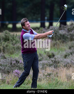 Sunningdale, Berkshire, Royaume-Uni. Le 25 juillet, 2015. Tournoi de Golf Seniors Open Ronde 2 retardé la pluie. Nick Faldo (FRA) de la dure Action Crédit : Plus Sport/Alamy Live News Banque D'Images