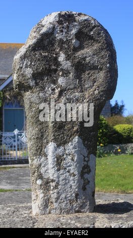 Une ancienne Croix en bordure sculptée dans le granit local à corbeaux-an-wra, Cornwall, England, UK. Banque D'Images