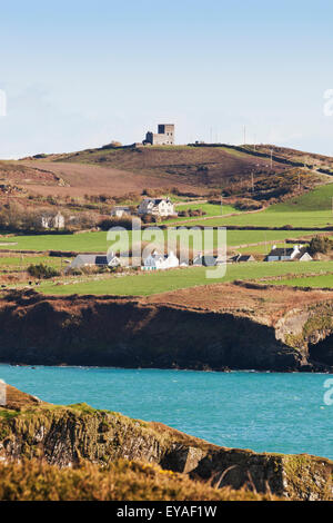 Vue sur la baie de la tête aux pieds de la Tour Signal datant de Guerres napoléoniennes, West Cork Irlande Banque D'Images