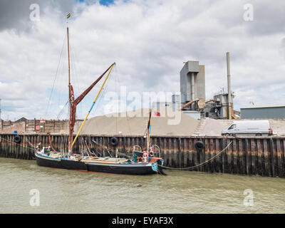 Whitstable, UK, le 25 juillet 2015. Météo à Whitstable. De gros nuages mais quelques sorts lumineux à Whitstable Oyster Festival. Credit : CBCK-Christine/Alamy Live News Banque D'Images