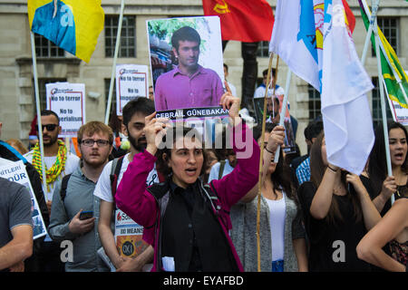 Londres, 25 juillet 2015. Des centaines de kurdes et leurs partisans protester contre ISIS, à la suite de l'attentat-suicide à Suruc qui a coûté la vie à 32 personnes, et le gouvernement turc de Recep Tayyip Erdoğan, qui est d'aider dans leur ISIS campagne contre les Kurdes qui ont été l'exécution d'une insurrection de créer un Etat kurde indépendant. Crédit : Paul Davey/Alamy Live News Banque D'Images