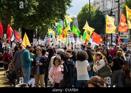 Londres, 25 juillet 2015. Des centaines de kurdes et leurs partisans protester contre ISIS, à la suite de l'attentat-suicide à Suruc qui a coûté la vie à 32 personnes, et le gouvernement turc de Recep Tayyip Erdoğan, qui est d'aider dans leur ISIS campagne contre les Kurdes qui ont été l'exécution d'une insurrection de créer un Etat kurde indépendant. Crédit : Paul Davey/Alamy Live News Banque D'Images