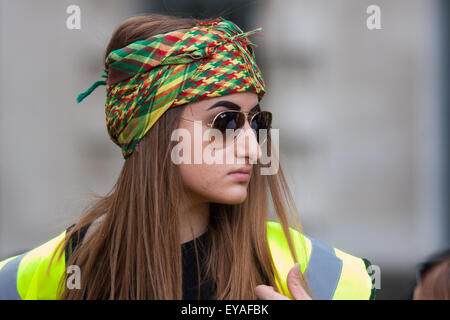 Londres, 25 juillet 2015. Des centaines de kurdes et leurs partisans protester contre ISIS, à la suite de l'attentat-suicide à Suruc qui a coûté la vie à 32 personnes, et le gouvernement turc de Recep Tayyip Erdoğan, qui est d'aider dans leur ISIS campagne contre les Kurdes qui ont été l'exécution d'une insurrection de créer un Etat kurde indépendant. Crédit : Paul Davey/Alamy Live News Banque D'Images