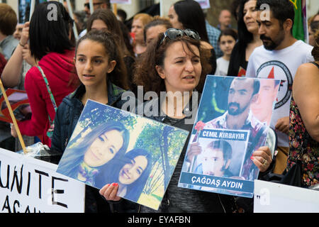 Londres, 25 juillet 2015. Des centaines de kurdes et leurs partisans protester contre ISIS, à la suite de l'attentat-suicide à Suruc qui a coûté la vie à 32 personnes, et le gouvernement turc de Recep Tayyip Erdoğan, qui est d'aider dans leur ISIS campagne contre les Kurdes qui ont été l'exécution d'une insurrection de créer un Etat kurde indépendant. Crédit : Paul Davey/Alamy Live News Banque D'Images