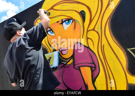 Londonderry, en Irlande du Nord. Le 25 juillet, 2015. Relâcher la pression de l'écriture graffiti festival à Londonderry, en Irlande du Nord - 25 juillet 2015. Graffiti artistes afficher leurs compétences en Ebrington Square, Londonderry. Soixante artistes graffiti et street, à partir de la Grande-Bretagne, l'Irlande et l'Europe ensemble avec les artistes locaux participeront aux deux jours du festival crédit : George Sweeney / Alamy Live News Banque D'Images