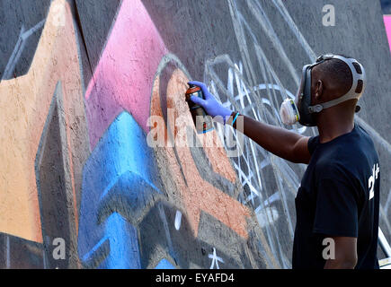 Relâcher la pression de l'écriture graffiti festival à Londonderry, en Irlande du Nord - 25 juillet 2015. Artiste Graffiti Lovepusher affiche ses compétences dans l'Ebrington Square, Londonderry. Soixante artistes graffiti et street, à partir de la Grande-Bretagne, l'Irlande et l'Europe ensemble avec les artistes locaux participeront aux deux jours du festival crédit : George Sweeney / Alamy Live News Banque D'Images