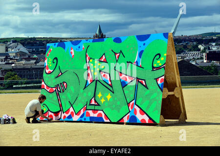 Londonderry, en Irlande du Nord. Le 25 juillet, 2015. Relâcher la pression de l'écriture graffiti festival à Londonderry, en Irlande du Nord - 25 juillet 2015. Graffiti artistes afficher leurs compétences en Ebrington Square, Londonderry. Soixante artistes graffiti et street, à partir de la Grande-Bretagne, l'Irlande et l'Europe ensemble avec les artistes locaux participeront aux deux jours du festival crédit : George Sweeney / Alamy Live News Banque D'Images