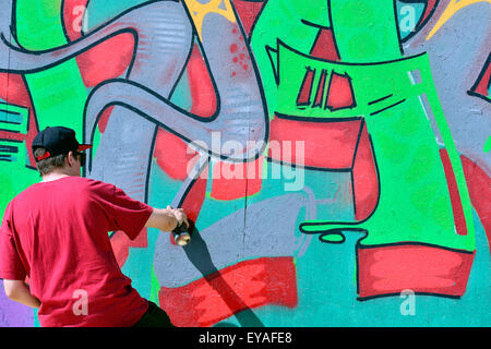 Londonderry, en Irlande du Nord. Le 25 juillet, 2015. Relâcher la pression de l'écriture graffiti festival à Londonderry, en Irlande du Nord - 25 juillet 2015. Graffiti artistes afficher leurs compétences en Ebrington Square, Londonderry. Soixante artistes graffiti et street, à partir de la Grande-Bretagne, l'Irlande et l'Europe ensemble avec les artistes locaux participeront aux deux jours du festival crédit : George Sweeney / Alamy Live News Banque D'Images