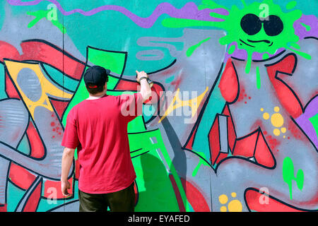 Londonderry, en Irlande du Nord. Le 25 juillet, 2015. Relâcher la pression de l'écriture graffiti festival à Londonderry, en Irlande du Nord - 25 juillet 2015. Graffiti artistes afficher leurs compétences en Ebrington Square, Londonderry. Soixante artistes graffiti et street, à partir de la Grande-Bretagne, l'Irlande et l'Europe ensemble avec les artistes locaux participeront aux deux jours du festival crédit : George Sweeney / Alamy Live News Banque D'Images