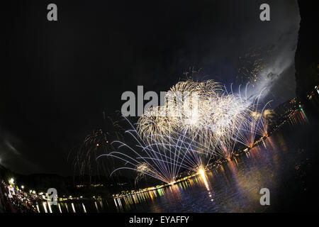 D'artifice sur le lac de Lugano dans une soirée d'été vu lakefornt Lavena-Ponte de de Tresa, Lombardie - Italie Banque D'Images