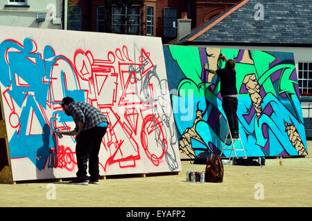 Londonderry, en Irlande du Nord. Le 25 juillet, 2015. Relâcher la pression de l'écriture graffiti festival à Londonderry, en Irlande du Nord - 25 juillet 2015. Graffiti artistes afficher leurs compétences en Ebrington Square, Londonderry. Soixante artistes graffiti et street, à partir de la Grande-Bretagne, l'Irlande et l'Europe ensemble avec les artistes locaux participeront aux deux jours du festival crédit : George Sweeney / Alamy Live News Banque D'Images