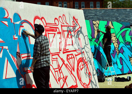 Londonderry, en Irlande du Nord. Le 25 juillet, 2015. Relâcher la pression de l'écriture graffiti festival à Londonderry, en Irlande du Nord - 25 juillet 2015. Graffiti artistes afficher leurs compétences en Ebrington Square, Londonderry. Soixante artistes graffiti et street, à partir de la Grande-Bretagne, l'Irlande et l'Europe ensemble avec les artistes locaux participeront aux deux jours du festival crédit : George Sweeney / Alamy Live News Banque D'Images