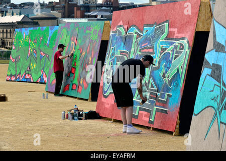 Londonderry, en Irlande du Nord. Le 25 juillet, 2015. Relâcher la pression de l'écriture graffiti festival à Londonderry, en Irlande du Nord - 25 juillet 2015. Graffiti artistes afficher leurs compétences en Ebrington Square, Londonderry. Soixante artistes graffiti et street, à partir de la Grande-Bretagne, l'Irlande et l'Europe ensemble avec les artistes locaux participeront aux deux jours du festival crédit : George Sweeney / Alamy Live News Banque D'Images